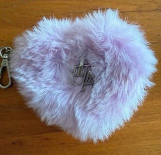 Llavero de Corazón Peludo Morado