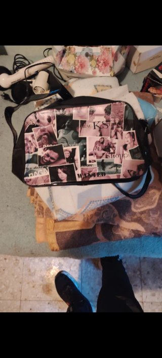 Bolso de Charol con Estampado Collage
