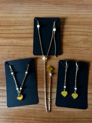 Conjunto de joyas doradas hecho a mano