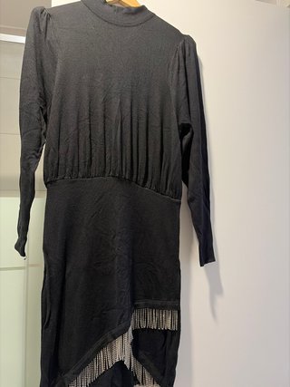 Vestido de fiesta negro con flecos