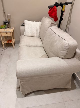 Sofá de dos plazas beige