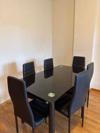 Mesa de Vidrio y 6 Sillas Negras