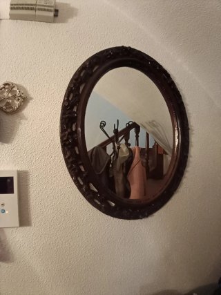 Espejo ovalado y mueble de Recibidor