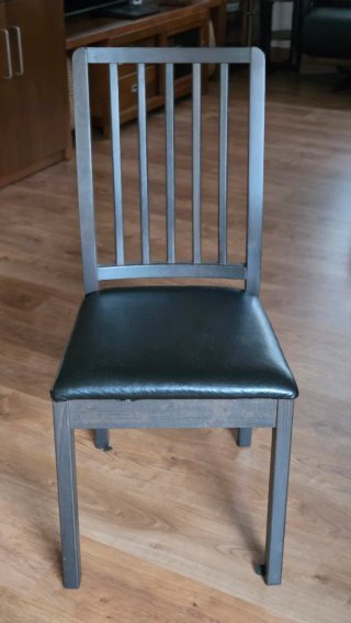 Silla de madera y asiento negro (total tenemos 6)