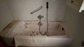 Bañera blanca con grifería