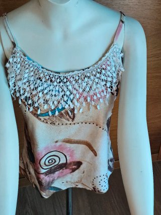Top de tirantes con detalle de encaje