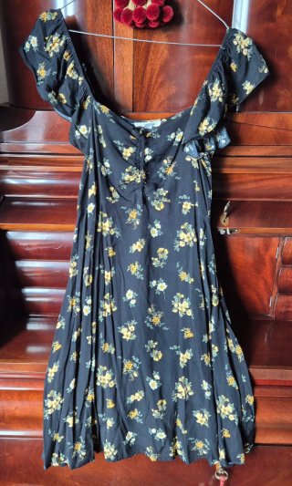 Vestido Negro con Estampado de Flores
