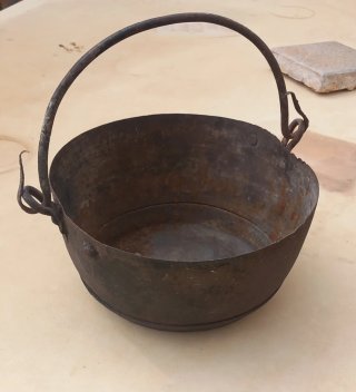 Caldero Antiguo de Hierro Fundido