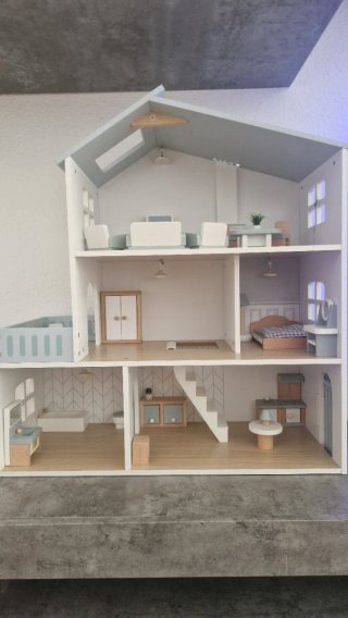 Casa de muñecas de madera