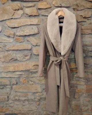 Abrigo largo beige Mango