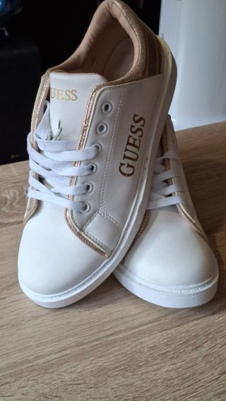 Zapatillas Guess Blancas y Doradas