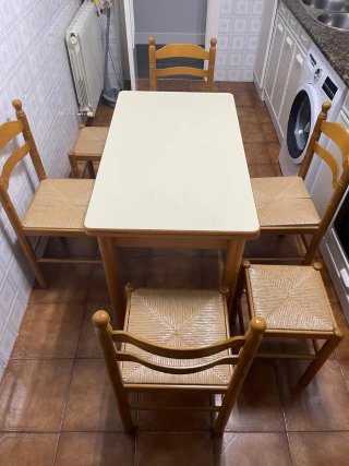 Conjunto de mesa y 4 sillas de cocina