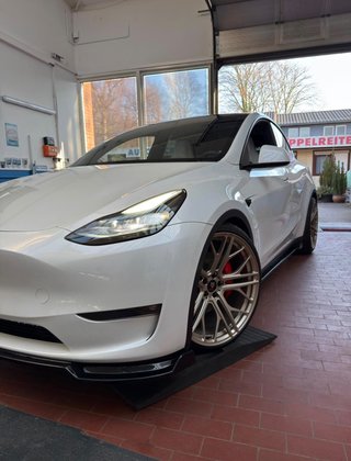 Tesla Model Y Performance Dual AWD 2024
