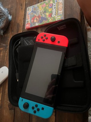 Nintendo Switch Roja y Azul el juego no entra
