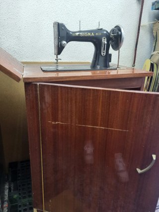 Máquina de coser Sigma con mueble