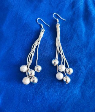 Pendientes Largos de Bolitas Plateados