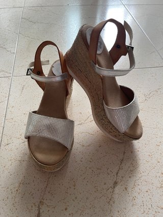 Sandalias de cuña beige y plateadas