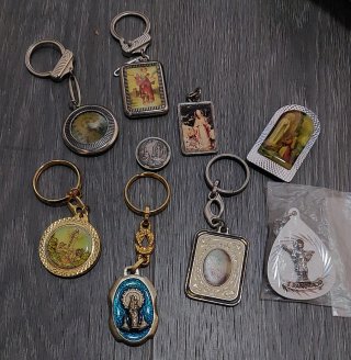 Lote de 9 Llaveros e Imanes Religiosos