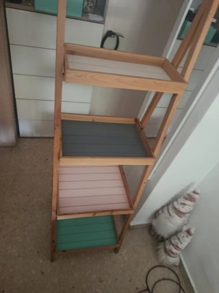 Estantería de madera con estantes de colores