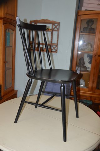 Silla de madera negra