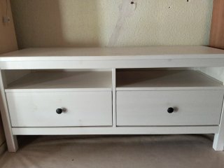 Mesa de televisión blanca