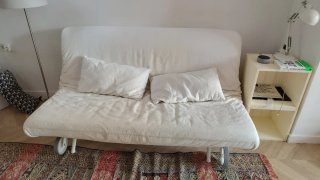 Sofá cama minimalista con cojines