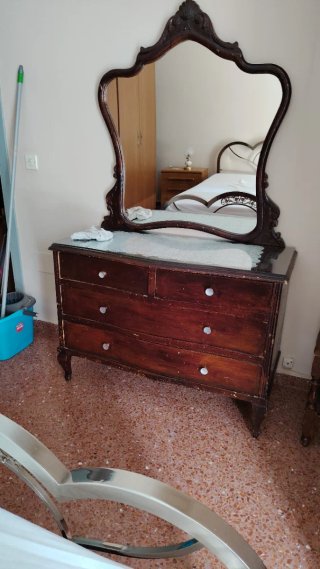 Cómoda antigua con espejo