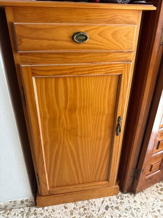Mueble de madera con cajón y puerta