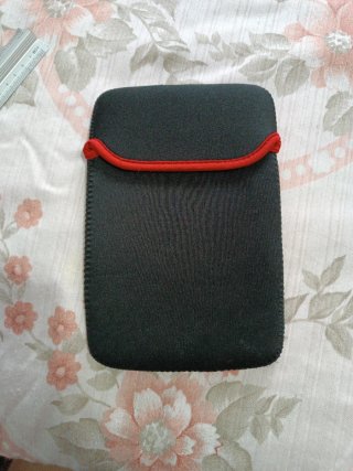 Funda de Neopreno Negra con Ribete Rojo