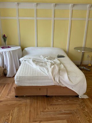 Cama con base tapizada beige y colchon 130x188