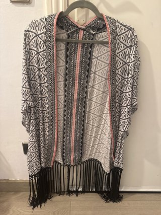 Chaqueta tipo kimono con flecos