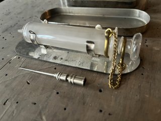 Aguja Médica Antigua de cristal con Estuche metal