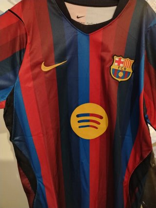Camiseta Barça con un pico atrás, d ahí el precio