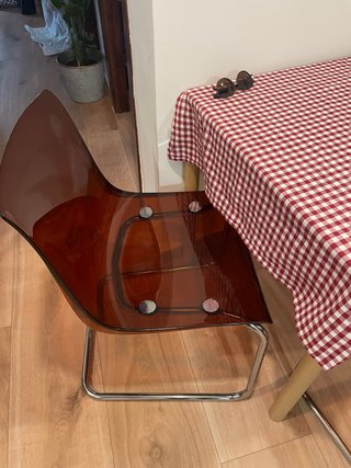 Sillas de IKEA de plástico y metal.