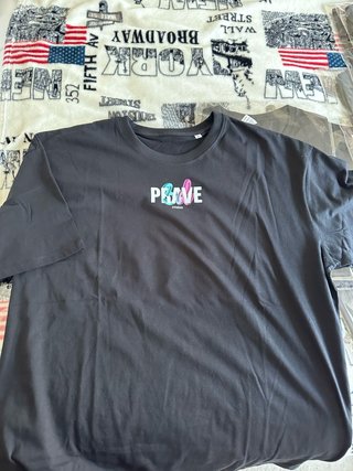 Camiseta Negra con Estampado