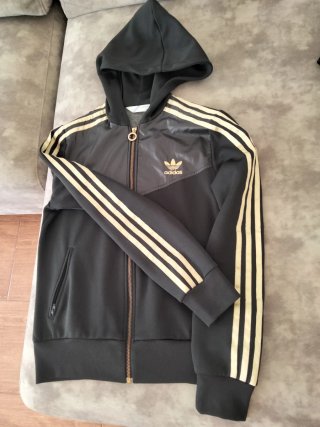 Chaqueta chándal Adidas negra y dorada