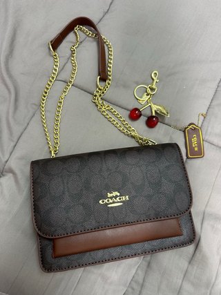 Bolso Coach Marrón con Llavero de Cerezas
