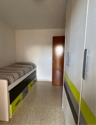 Dormitorio juvenil con cama y armario