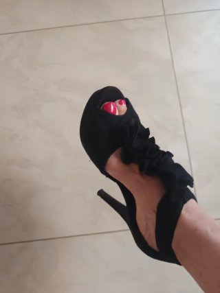 Zapatos de fiesta negros con volantes
