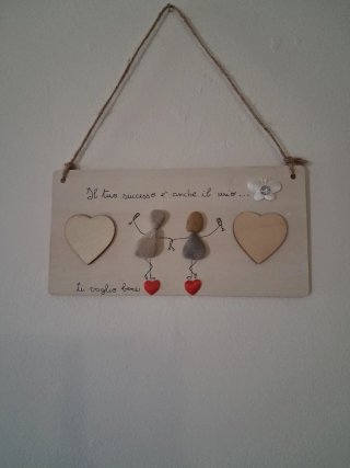 Targa in legno decorata con sassi