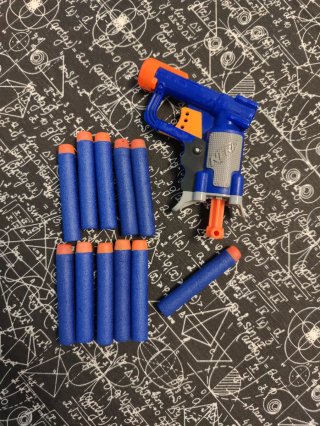 Pistola Nerf pequeña + 11 dardos