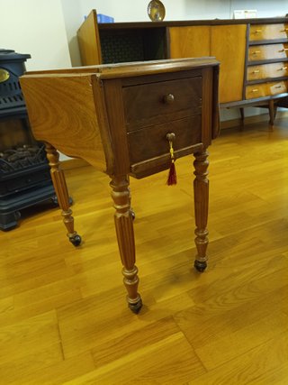 Mesa camarera antigua de madera