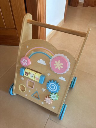 Andador de madera con actividades