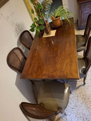 Mesa de comedor extensible de madera.