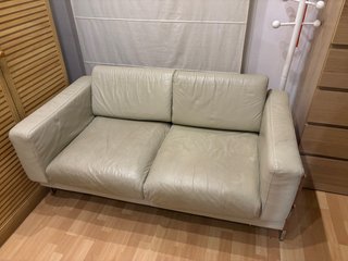 Sofá de piel beige