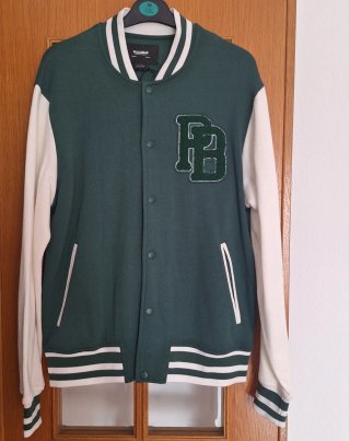 Chaqueta tipo bomber Pull&Bear verde y blanca