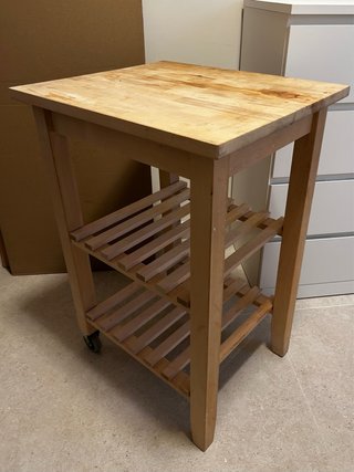 Mesa auxiliar de madera IKEA con ruedas