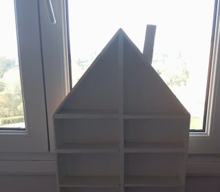 Estantería de Madera en Forma de Casita