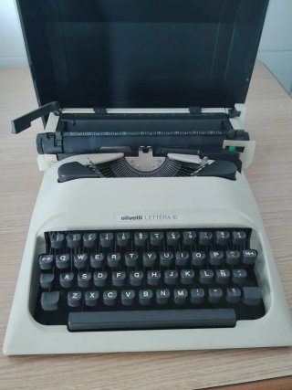 Máquina de escribir Olivetti Lettera 10