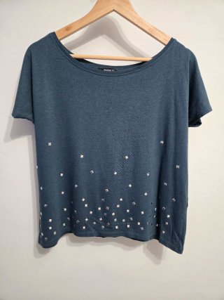 Camiseta con tachuelas